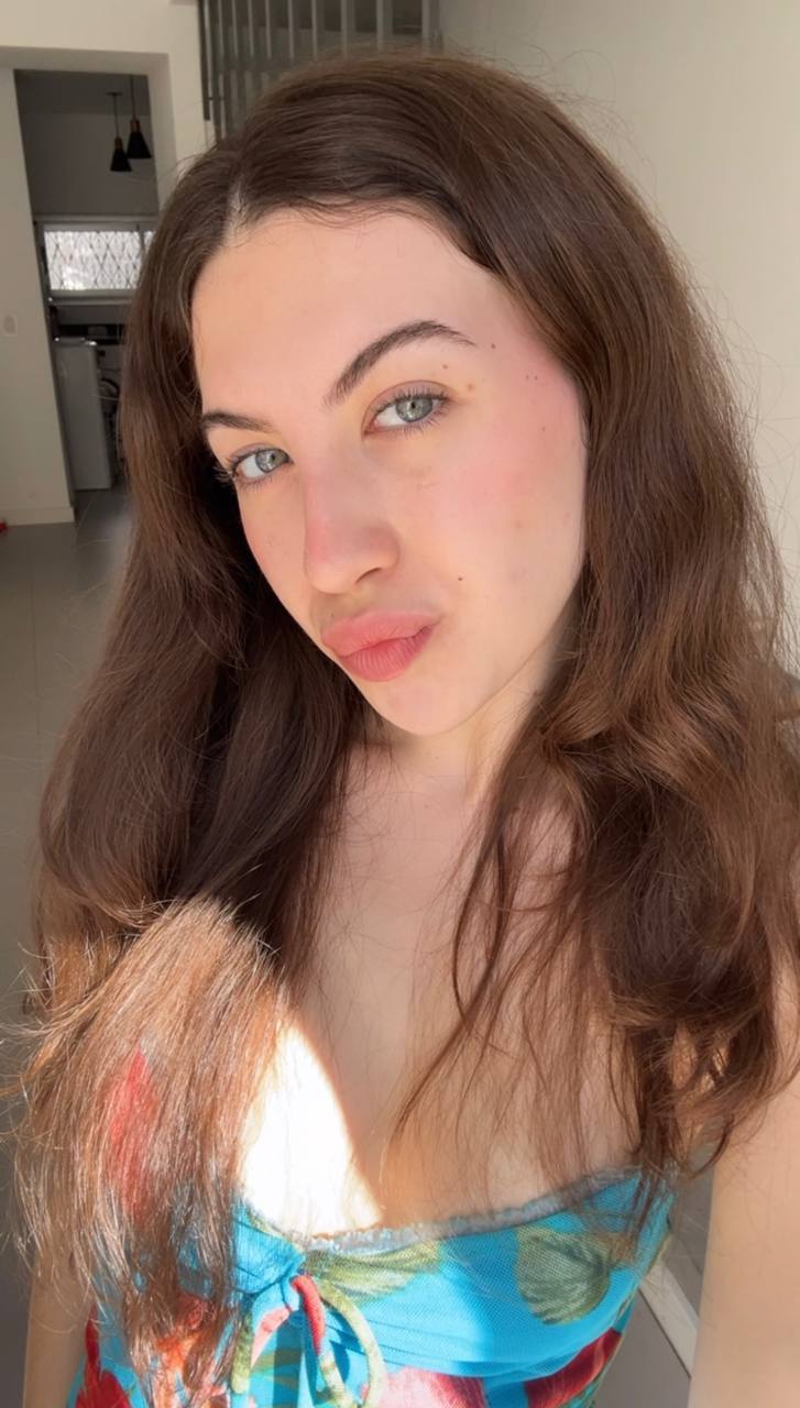 Nude girl Amber in Luanda