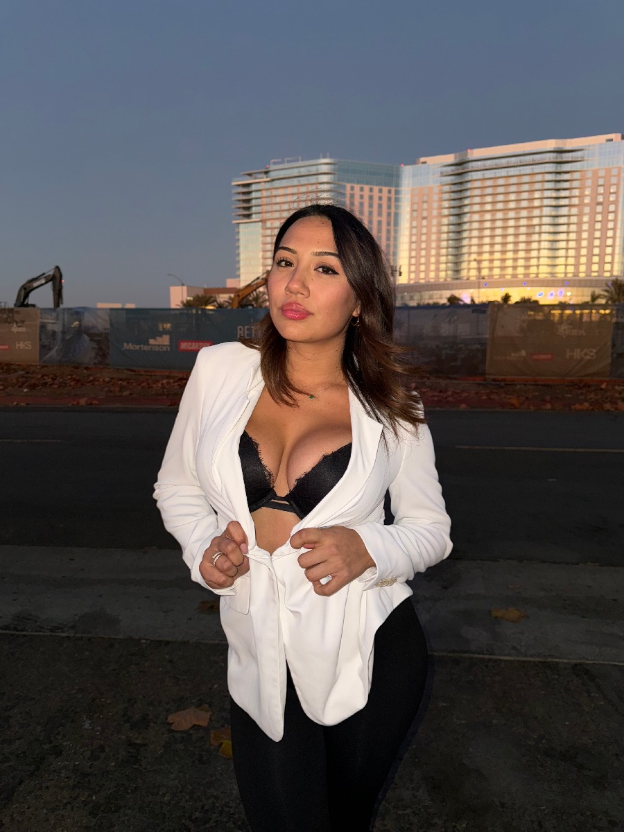 Take a pause and enjoy Ali Cruz — streaming from Luanda