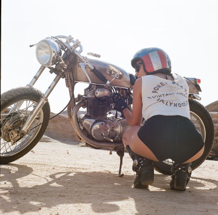 A playful frame from Girls on a motorcycle — online in Luanda