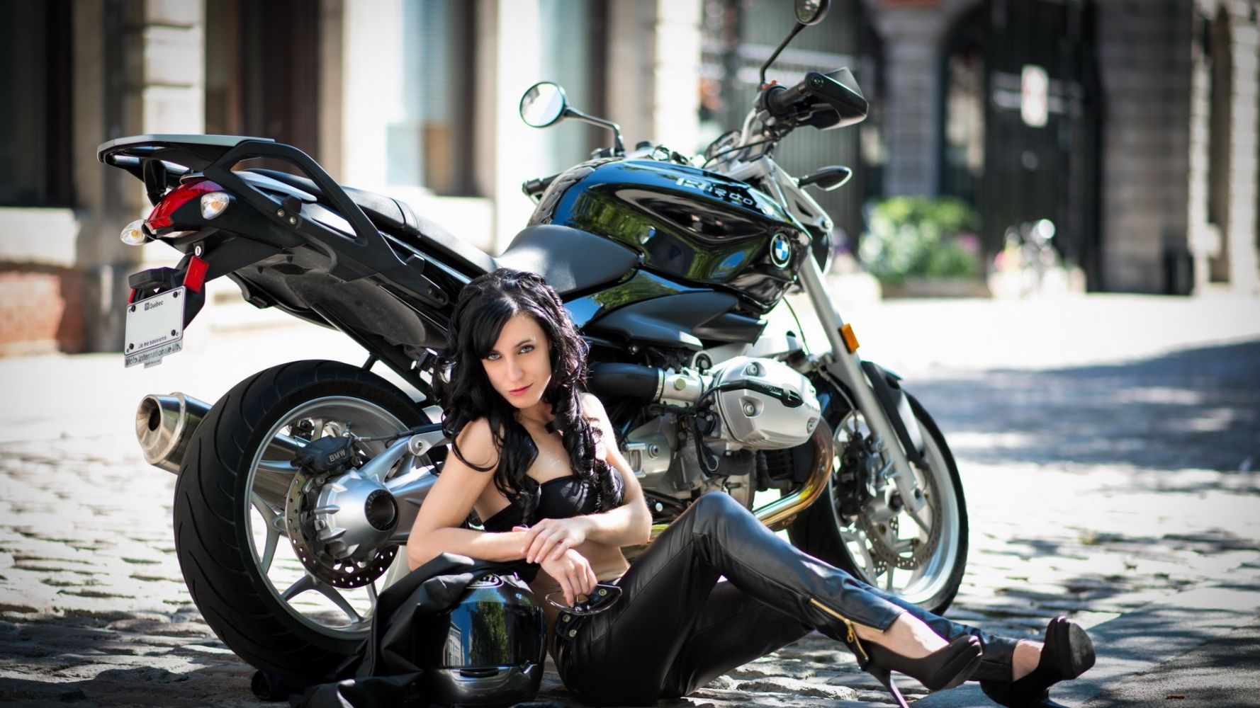 Fresh photos, fresh mood — European women on bikes online in Luanda