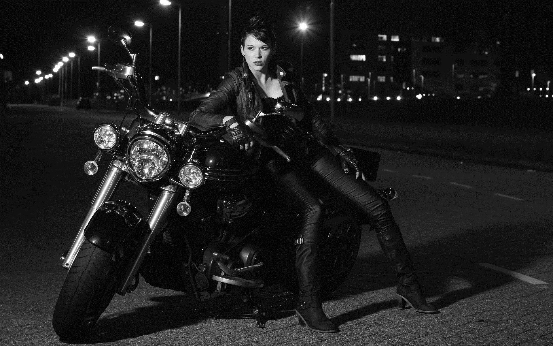 Photo Beautiful girls and motorcycles in Luanda