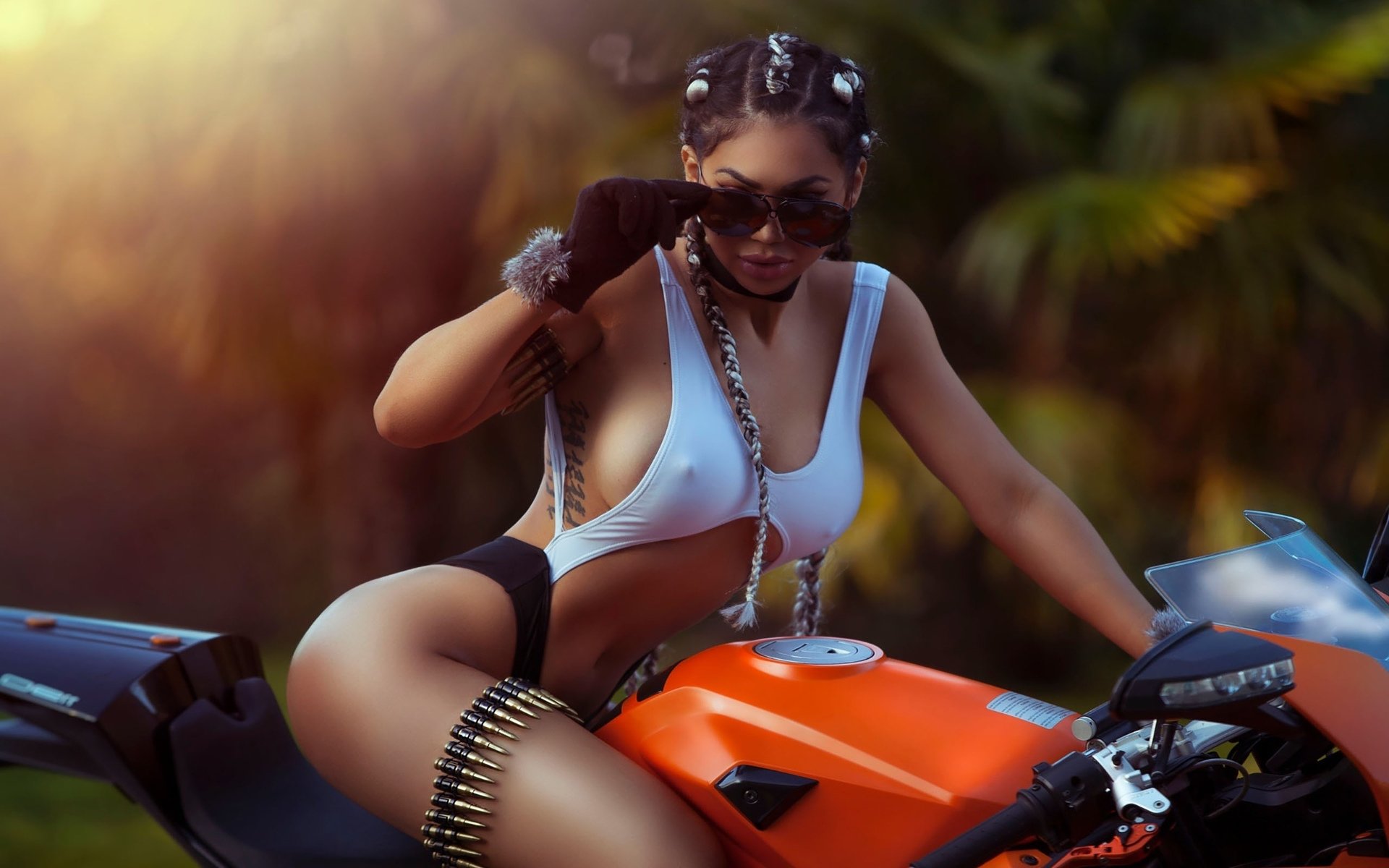 Take a pause and enjoy Girls with tattoos and motorcycles — streaming from Luanda
