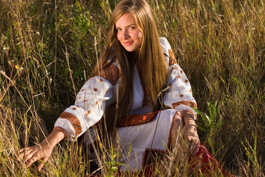 Model Women in Slavic costumes in Luanda