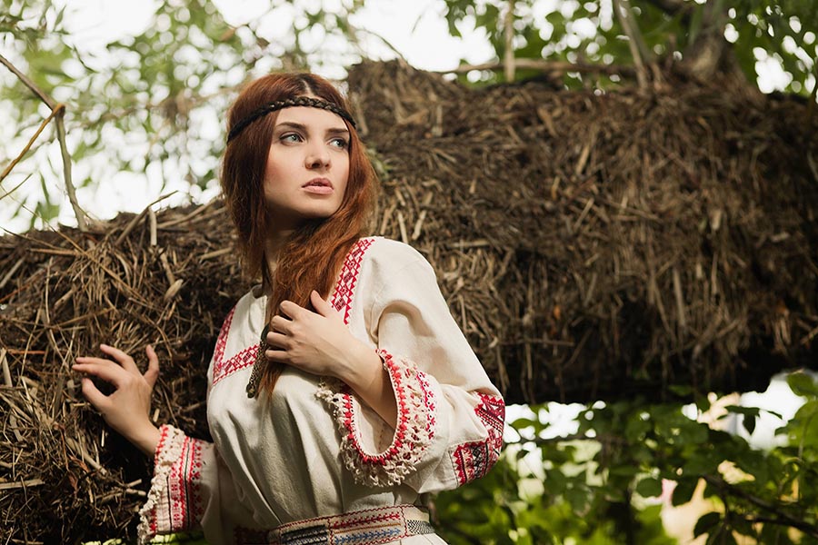 Women in Slavic costumes in Luanda
