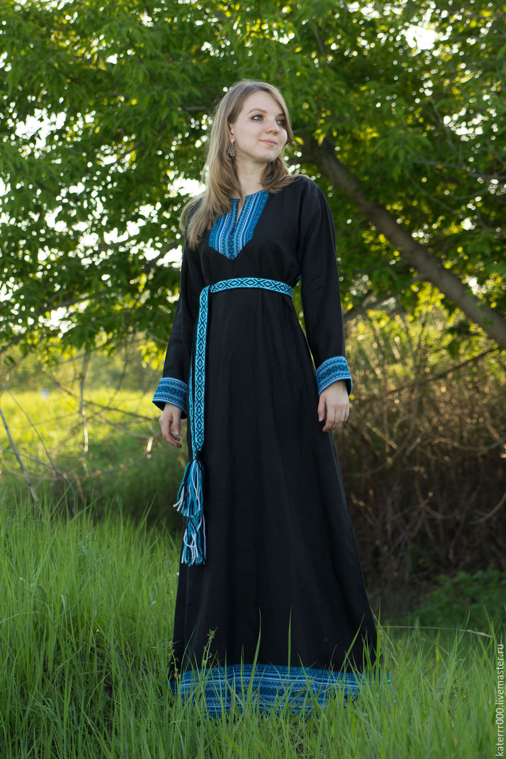 Women in Slavic costumes in Luanda