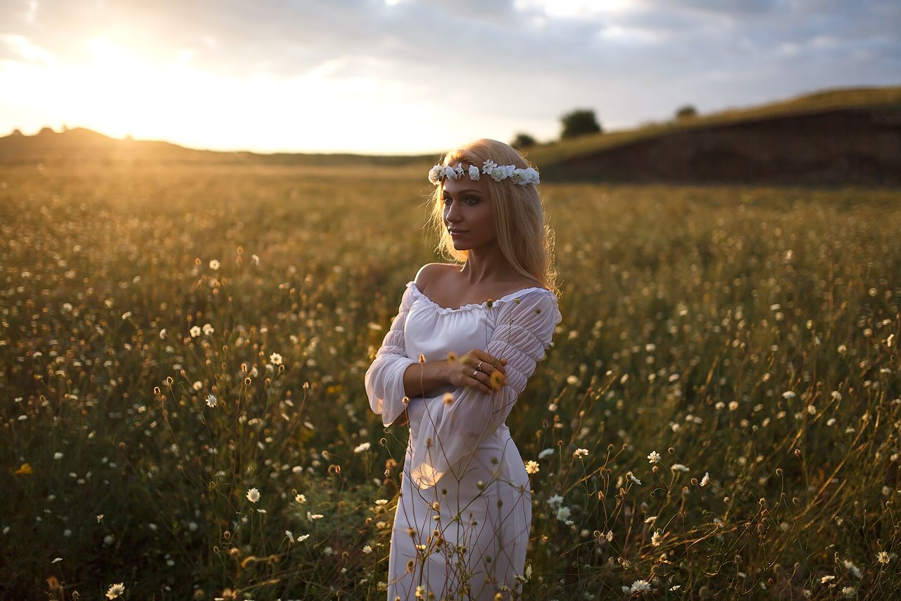 Girls in Slavic costumes in Luanda