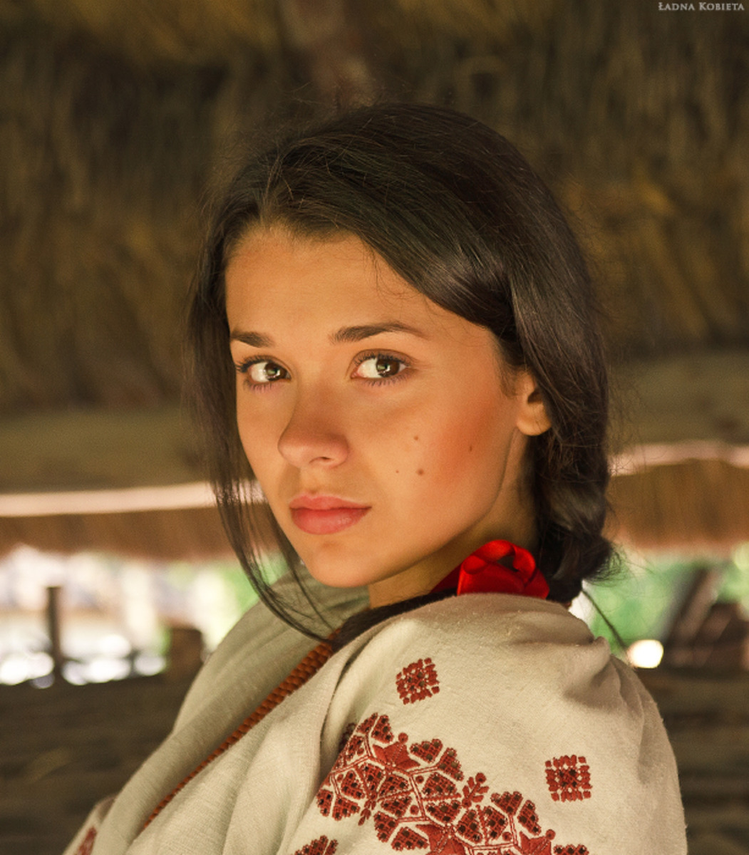 Girls in Slavic costumes in Luanda